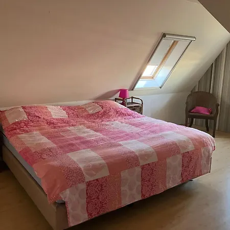 Spacious Holiday Close To The Sea *